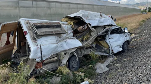 Afyonkarahisar'da tren minibüse çarptı: Bir kişi yaralı