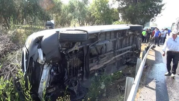 Antalya'da tur minibüsü devrildi! 5 kişi yaralandı, şoför kaçtı