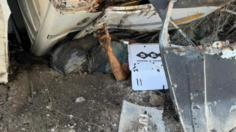 Araç altında sıkışan sürücü kurtarıldı