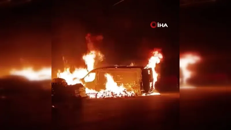 Başakşehir'de Korkunç Yangın! Minibüs Alevlere Teslim Oldu