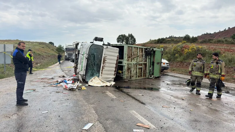 Belediyenin çöp kamyonu devrildi; 1 ölü, 1 yaralı