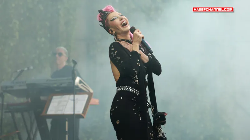 Hande Yener'den Unutulmaz İş Çıkışı Konseri!