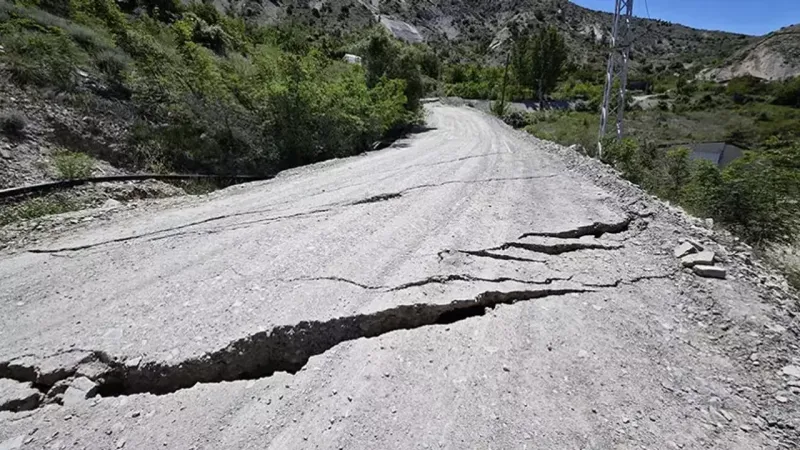 Erzurum'da yollar ikiye ayrıldı, evler yana doğru eğildi!