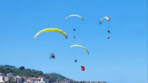 Havada korku dolu anlar: Paramotor havalandıktan kısa süre sonra denize düştü