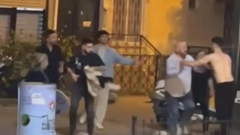 İki grubun kavgasında sandalyeler havada uçuştu