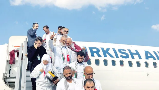 İsrail'in Alıkoyduğu Aktivistler İstanbul'da: Özgürlük Filosu Geldi!