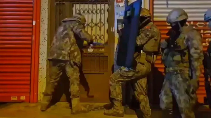 İstanbul'da Şafak Operasyonu! Çete Lideri ve 12 Gözaltı Şoku