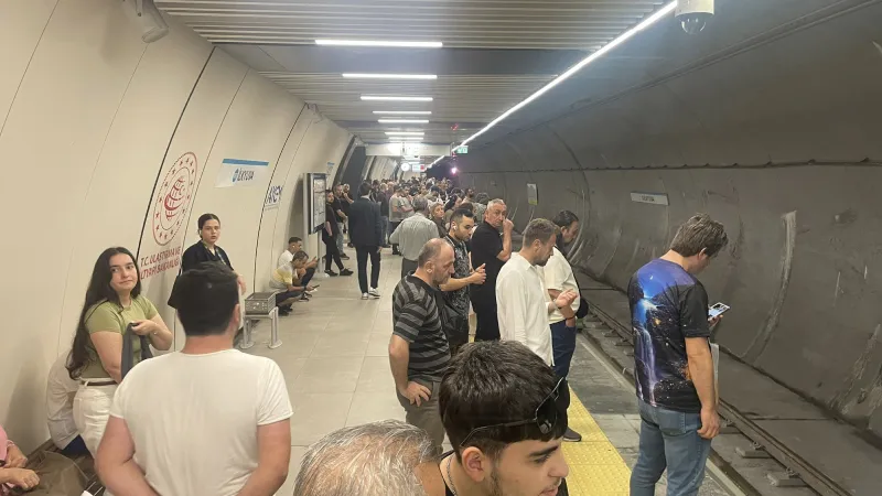 İstanbul'da M3 Bakırköy-Kayaşehir Metro Hattı'nda teknik arıza nedeniyle yoğunluk oluştu