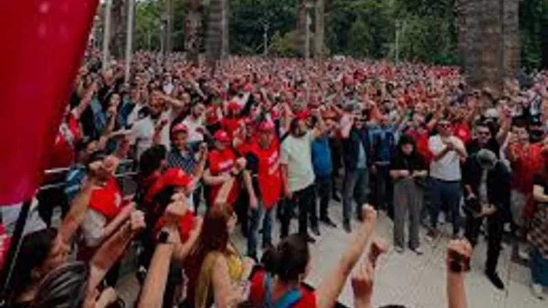 İzmir'de grev devam ediyor, Ercan Gül: Ekmek kavgamıza bakacağız