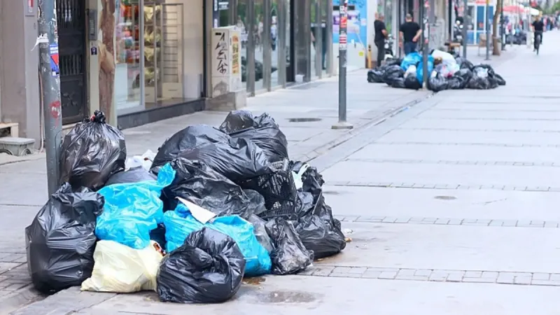 İzmir'de grev sürüyor: Sokakları çöp dağları kapladı! Ulaşım yine felç