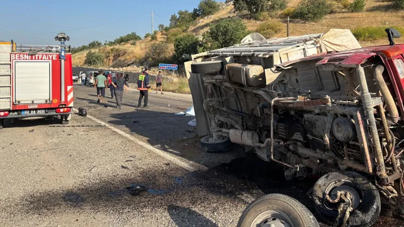 Kamyonet ile otomobil çarpıştı: Ölü ve yaralılar var