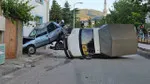 Kamyonet park halindeki otomobile çarptı, devrildi