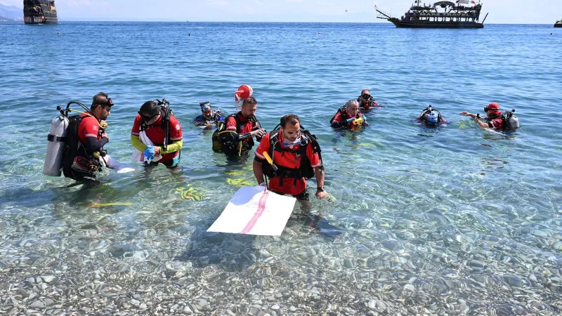 Kemer'de deniz dibi ve sahil temizliği etkinliği