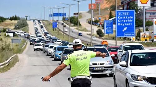 "Kilit kavşak" Kırıkkale'de bayram öncesi trafik yoğunluğu sürüyor