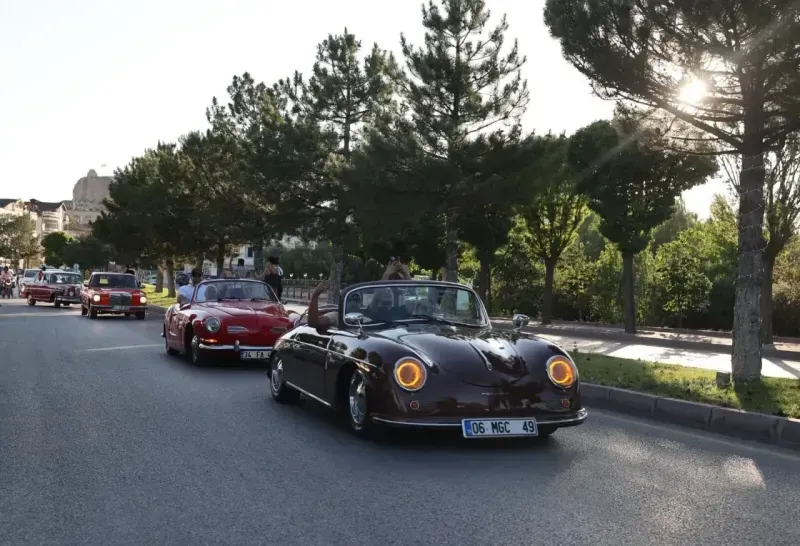 Klasik Otomobiller Ürgüp Sokaklarını Renklendirdi
