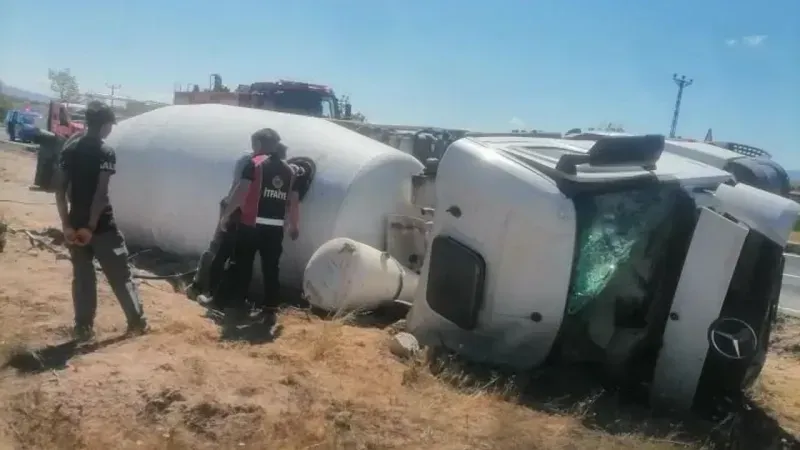 Nevşehir Gülşehir'de Beton Mikseri Trafik Kazası Sonucu Devrildi