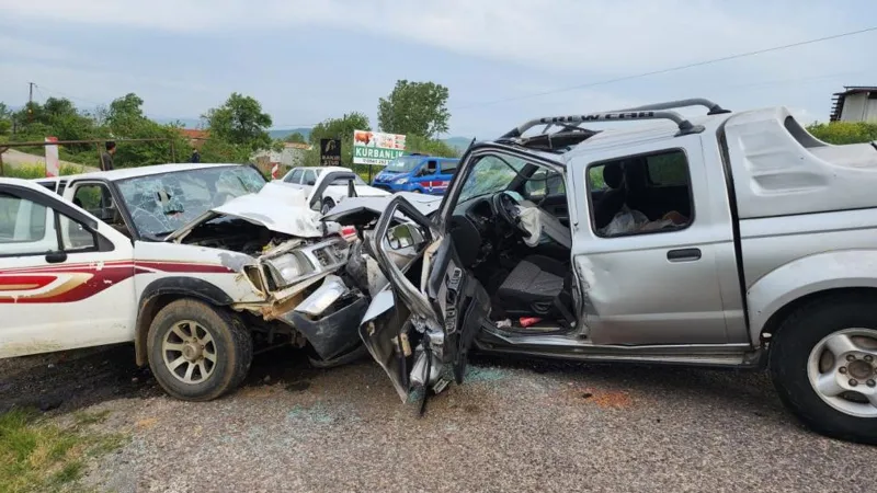Feci Kaza! Bursa'da Otomobiller Çarpıştı: Ölü ve Yaralılar Var