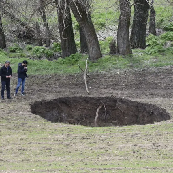 Sivas'ta Dehşet! Tarlada Dev Obruk Oluştu: Köy Halkı Şokta!