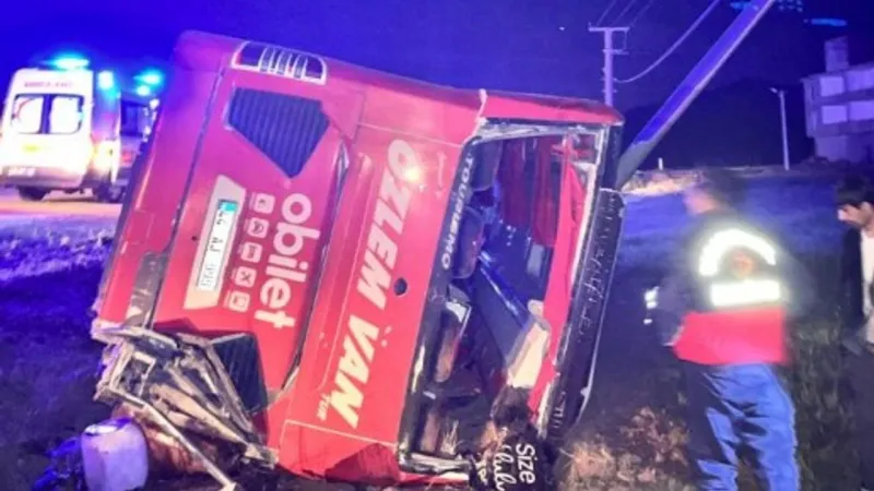 Van'da Otobüs Devrildi! 33 Yaralı, İşte İlk Detaylar