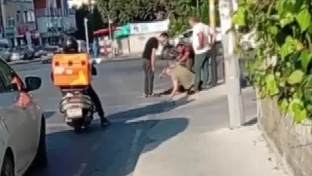 Öfkeli koca çılgına döndü: Karısını takip eden adamı dakikalarca dövüp kanlar içinde bıraktı