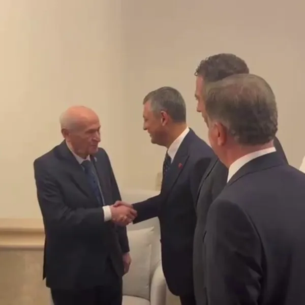 Özel ile Bahçeli tokalaştı