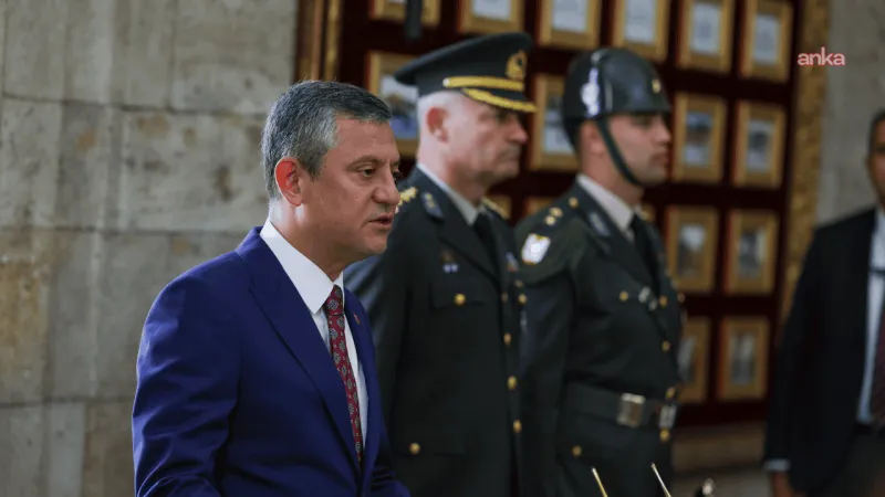 Özel'den Anıtkabir ziyareti: 19 Mart sivil darbe teşebbüsüne karşı mücadeleyi sürdürüyoruz