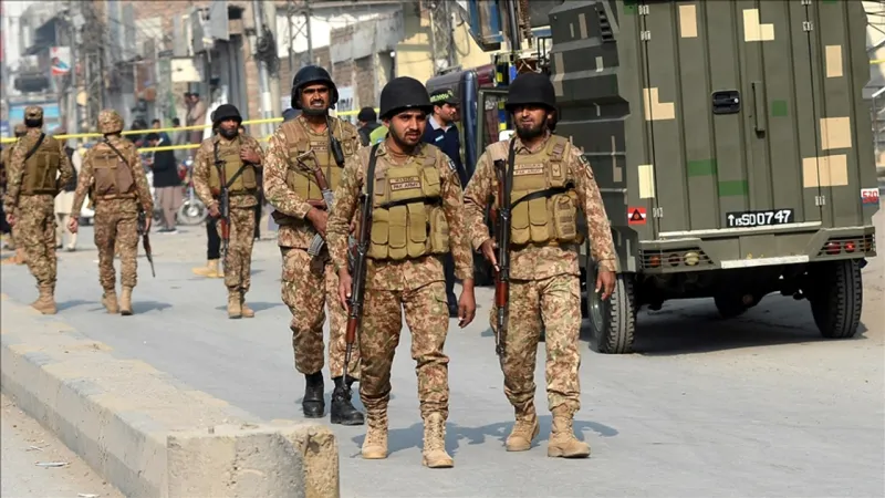 Pakistan'da bombalı saldırıda 13 asker hayatını kaybetti