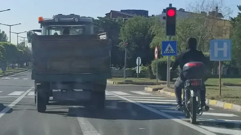 Plakasız motosikletler cirit atıyor