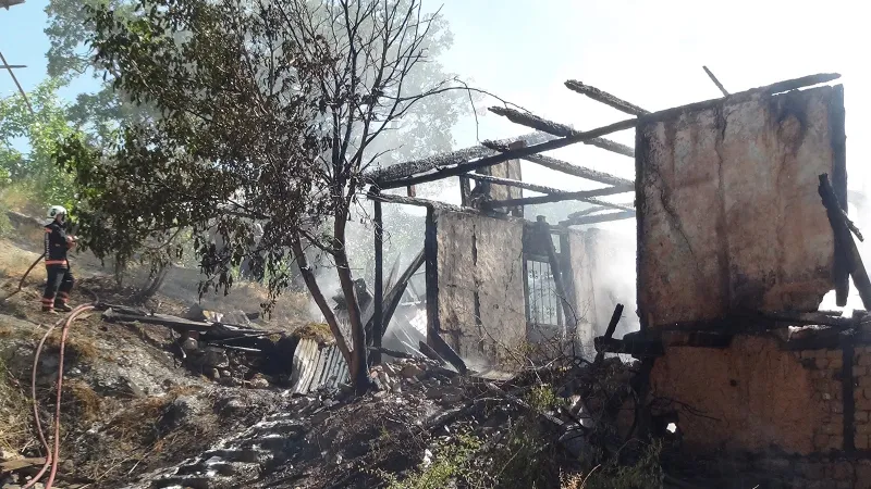 Sakarya'da çıkan yangında ev, ahır ve samanlık zarar gördü