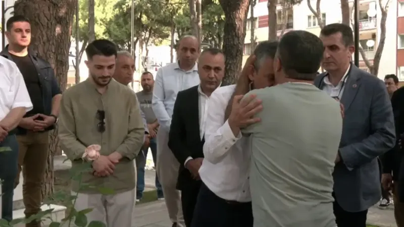Şehit babası cenazede protesto edilen Özgür Özel'i alnından öptü