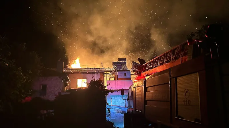 Uşak'ta yangın: 3 ev zarar gördü